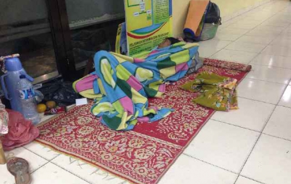 Sudah Sepekan Pasien Ini Nginap di Emperan RSUD Menunggu Kepastian